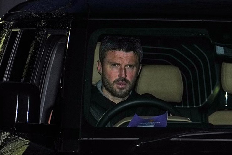 Carrick lái xe tới Carrington