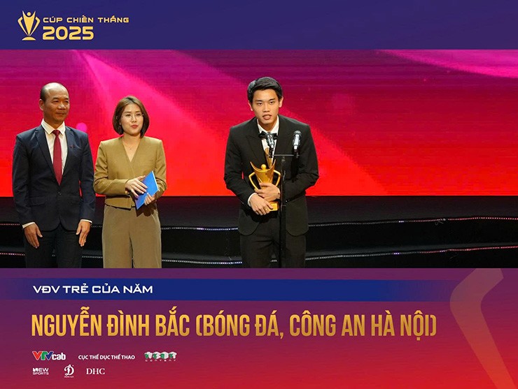Đình Bắc nhận giải VĐV trẻ cùa năm (Ảnh: FB&nbsp;Cúp Chiến Thắng)