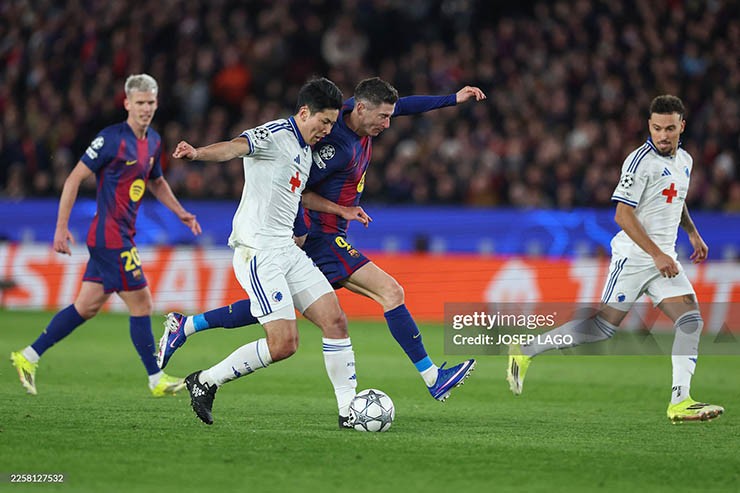 Trận đấu giữa Barca (áo sẫm) và Copenhagen diễn ra căng thẳng