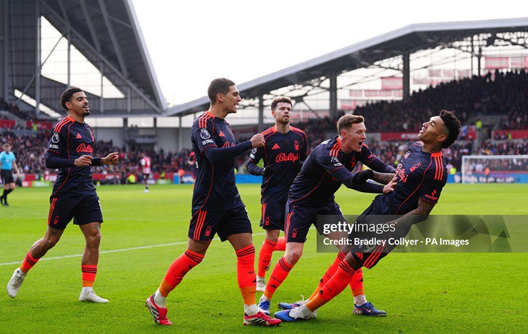 Nottingham Forest thắp sáng hy vọng trụ hạng bằng chiến thắng trước Brentford