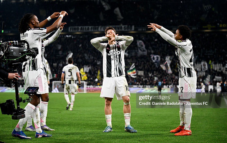 Juventus vùi dập Napoli
