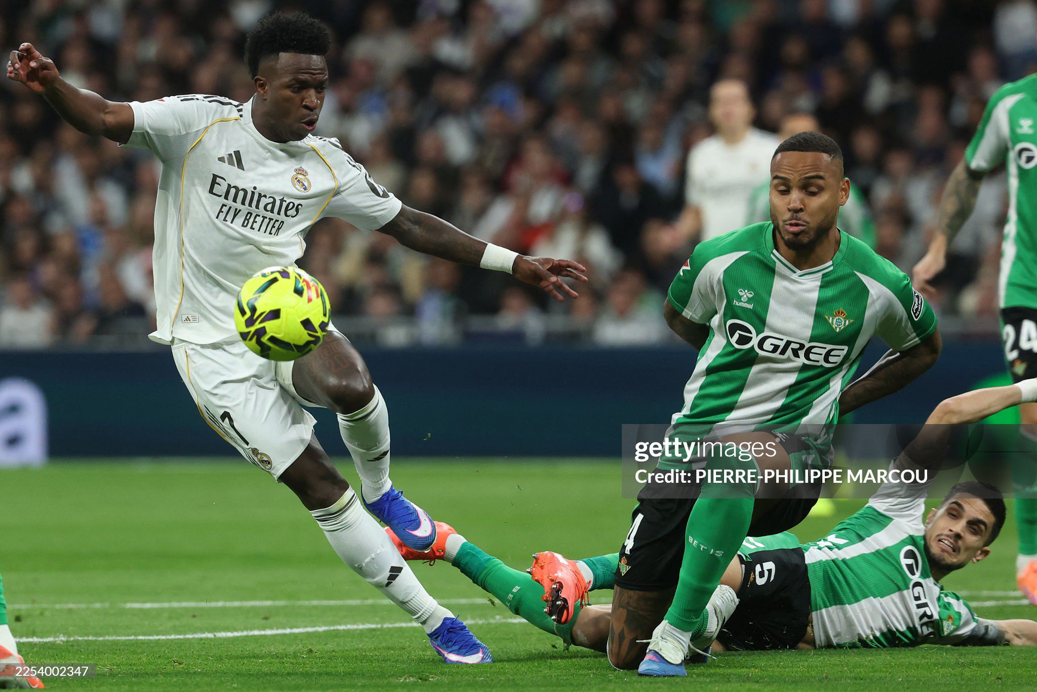 Real Madrid (áo trắng) chiếm thế chủ động