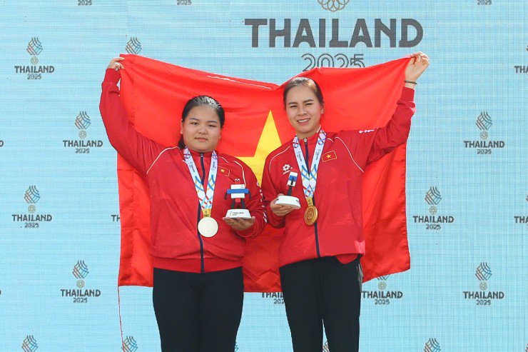 Thu Vinh (bên phải) sáng cửa lên ngôi ở nội dung dành cho nữ VĐV xuất sắc nhất năm 2025
