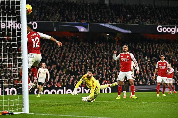 Xà ngang giải cứu Arsenal trước cơ hội của Bradley