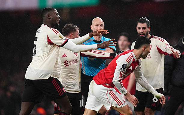 Các cầu thủ Liverpool nổi giận chạy ra "chấn chỉnh" Martinelli, bao gồm một cú đẩy của Konate