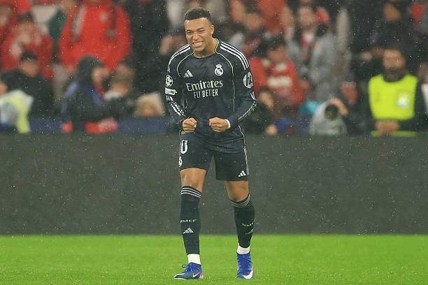Real Madrid bị ép dữ dội nhưng lại dẫn bàn nhờ công của Mbappe