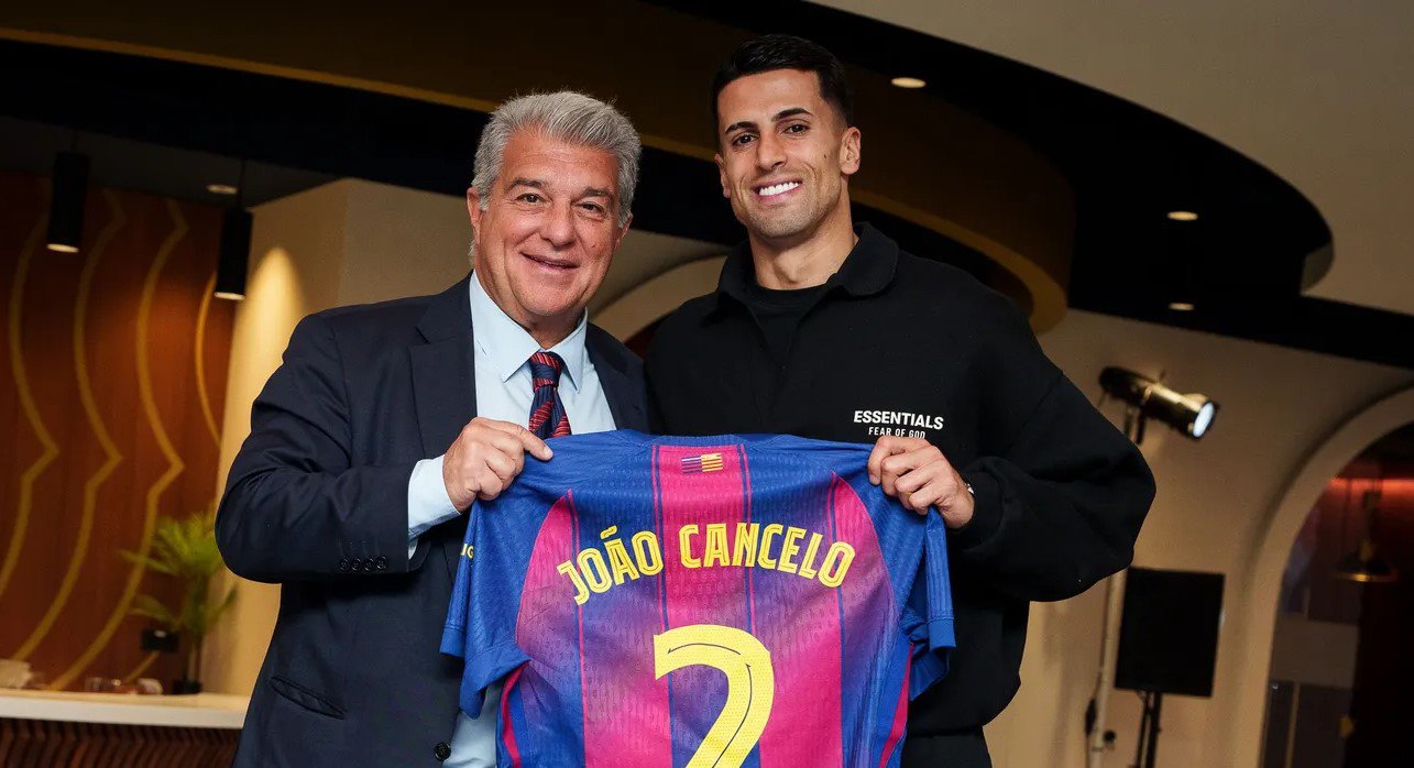Cancelo chụp ảnh với chủ tịch Laporta