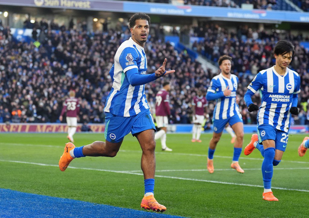 Rutter tận dụng cơ hội đưa Brighton vượt lên