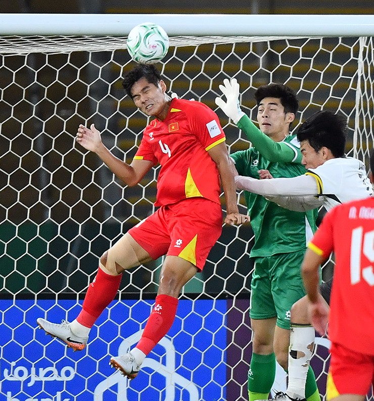 Hiểu Minh thi đấu ở trận U23 Việt Nam - U23 Trung Quốc.