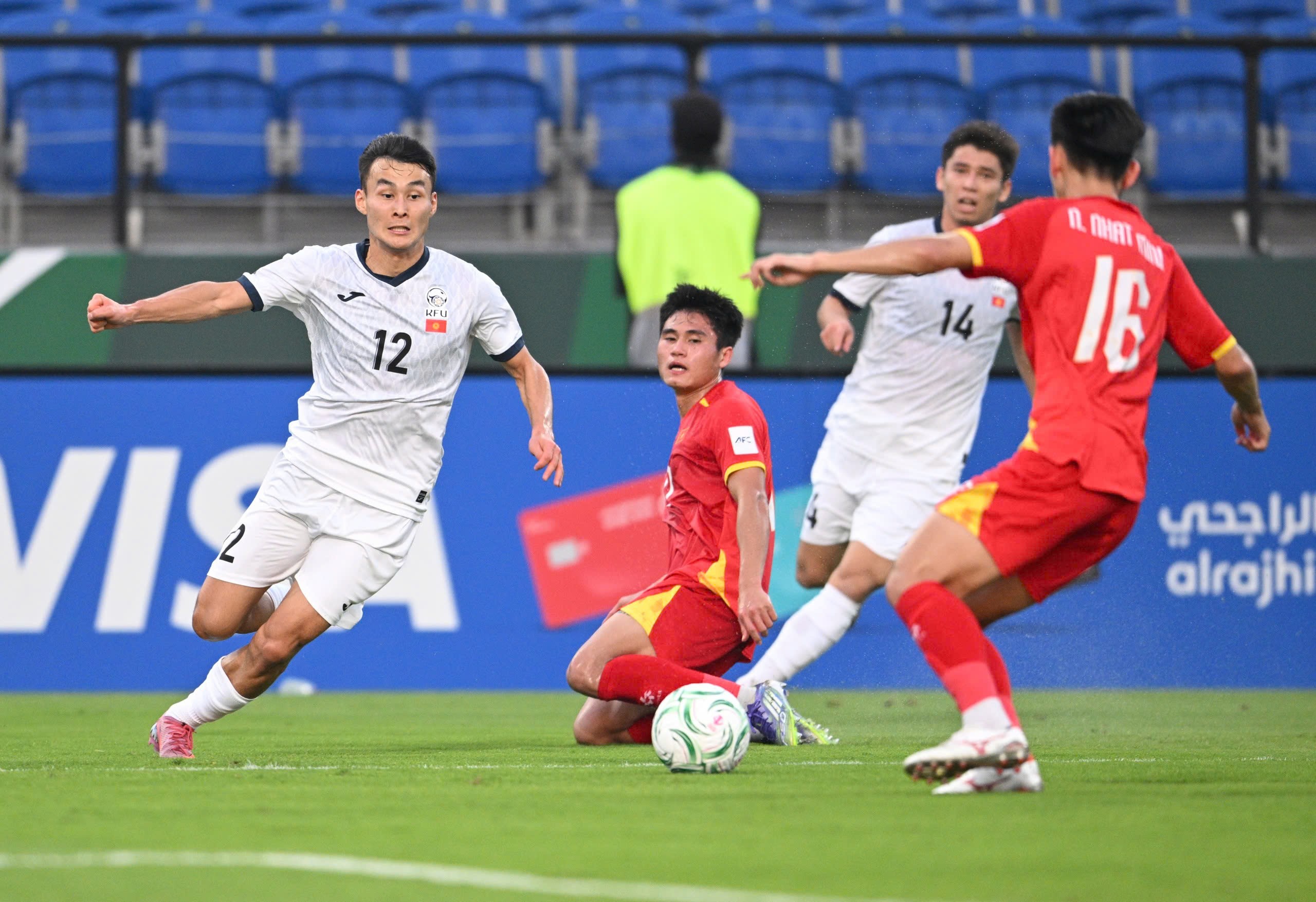 U23 Việt Nam (áo đỏ) đối đầu U23 Kyrgyzstan ở lượt 2 vòng bảng