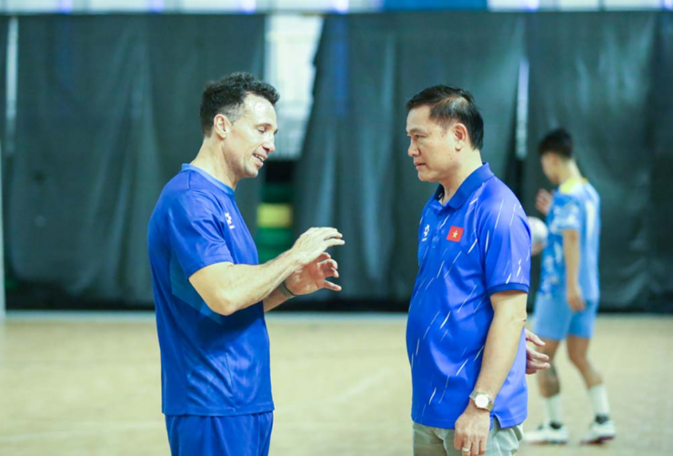 Phó chủ tịch VFF Trần Anh Tú trao đổi với HLV Diego Giustozzi tại giải Vô địch futsal châu Á 2026
