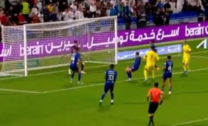 Tiền đạo 41 tuổi ghi bàn nhờ đường kiến tạo của Sadio Mane, mở tỉ số cho Al Nassr ở phút 18. Ảnh: SunSport
