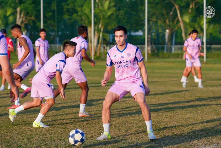 Việt Anh từng cùng Hà Nội FC vô địch V.League 2022, giành Cúp Quốc gia 2020, 2022, đoạt Siêu cúp Quốc gia 2020, 2021. Đồng thời, anh cùng đoạt Cúp Quốc giá 2024/25 và Siêu cúp Quốc gia 2025 cùng CLB CAHN. Ảnh: CLB CAHN.