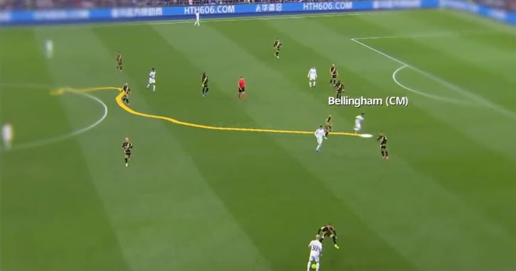 Bellingham bứt tốc xuống đón bóng từ Mastantuono và bị đau ngay sau đó