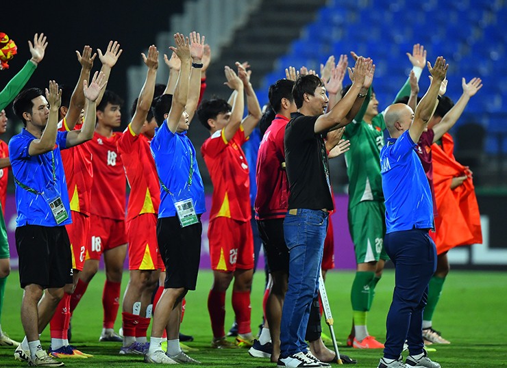 Phản ứng khá chừng mực của thầy Kim sau khi cùng U23 Việt Nam đánh bại U23 Hàn Quốc.
