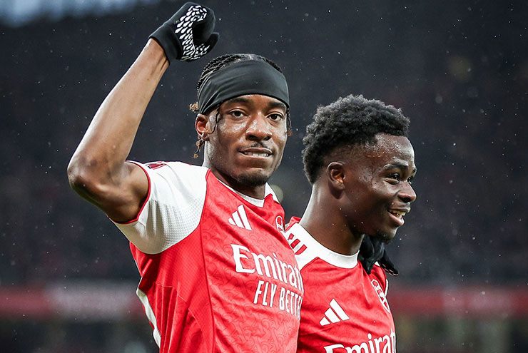 Madueke mở tỷ số cho Arsenal trong khi Saka gián tiếp làm nên bàn thứ 3