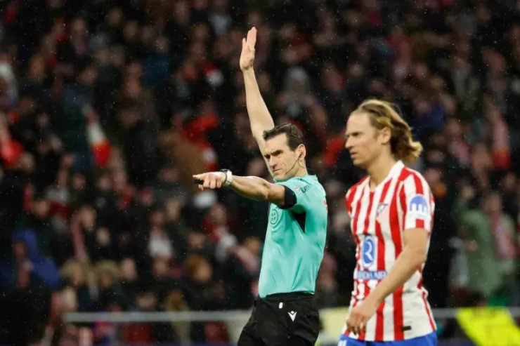 Trọng tài Juan Martinez Munuera mất 7 phút tham khảo VAR trước khi từ chối bàn thắng của Barca