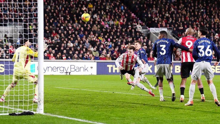 Lewis Potter của Brentford ghi bàn vào lưới Arsenal