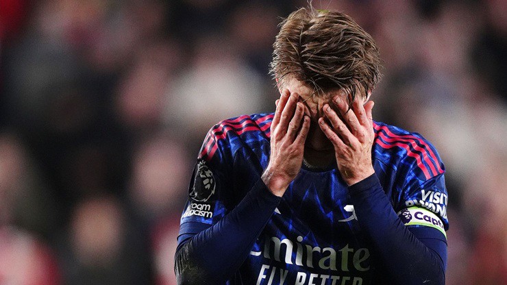 Martin Odegaard thể hiện sự thất vọng trong trận Arsenal hòa Brentford