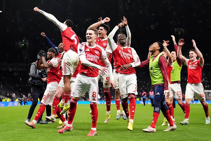 Arsenal vẫn được đánh giá cao hơn trong cuộc đua vô địch Ngoại hạng Anh