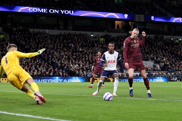 Man City (áo sẫm) làm khách đến sân của Tottenham
