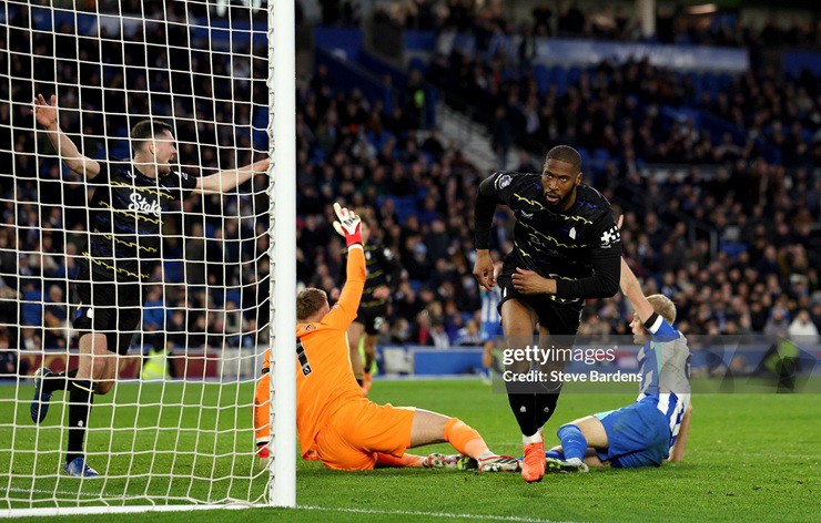 Beto vào sân từ ghế dự bị và ghi bàn gỡ hòa cho Everton ở phút 90+7