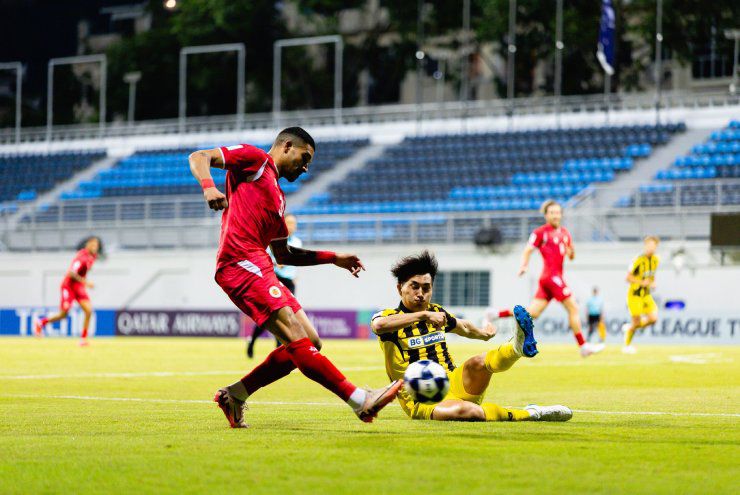 CAHN (áo đỏ) gặp khó trên sân của Tampines