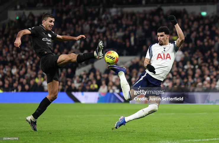Siêu phẩm "bọ cạp" của Solanke giúp Tottenham ngược dòng cầm hòa Man City