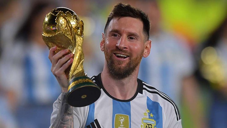 Messi nâng cao Quả bóng Vàng 2023 sau kỳ World Cup lịch sử cùng Argentina