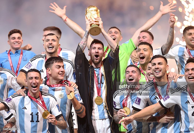 Khoảnh khắc Messi nâng cúp World Cup 2022 trong vai trò đội trưởng Argentina
