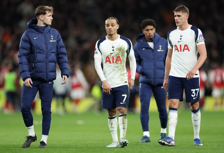 Tottenham đang bị cuốn vào vòng xoáy sinh tử ở nhóm cuối bảng