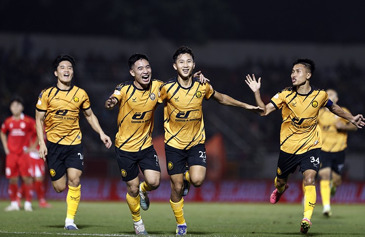 Tối ngày 8/2, CLB Thanh Hóa có chuyến làm khách trước CLB Công an TP.HCM ở vòng 13 của V-League 2025/26. Đáng chú ý, do tình hình tài chính khó khăn, đội bóng xứ Thanh không còn nhiều cầu thủ để đá. Danh sách đăng ký của đội khách ở trận gặp Công an TP.HCM chỉ có 17 cầu thủ, trong đó có 3 thủ môn. 