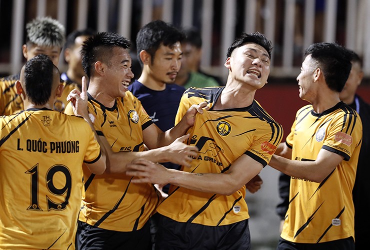Không được vào sân thi đấu, nhưng thủ môn Trịnh Xuân Hoàng ăn mừng nhiệt nhất đội Thanh Hóa, HLV Mai Xuân Hợp chia sẻ, ông đăng ký cựu thủ môn U23 Việt Nam ở trận này với tư cách một tiền đạo vì đội hết người để đá. 