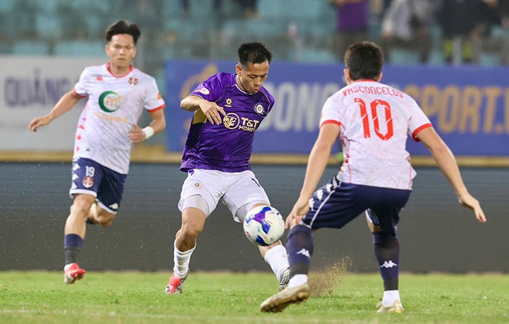Hà Nội (áo tím) giành chiến thắng trước Hải Phòng
