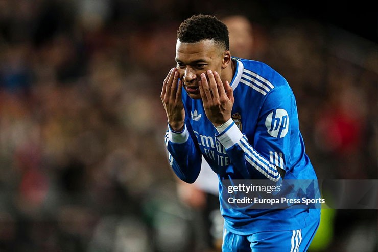 Mbappe mắn bàn