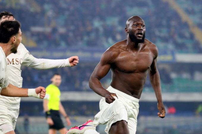 Romelu Lukaku cởi áo mừng bàn ấn định tỷ số trong trận Napoli thắng Hellas Verona 2-1 ở vòng 27 Serie A trên sân Marc'Antonio Bentegodi, Verona, Italy ngày 28/2/2026. Ảnh: AP