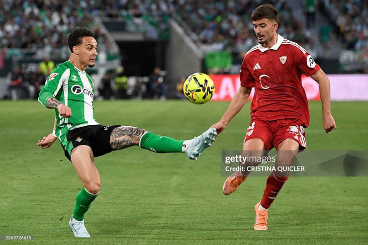 Antony (áo xanh) ghi bàn nhưng Betis không thể giành chiến thắng